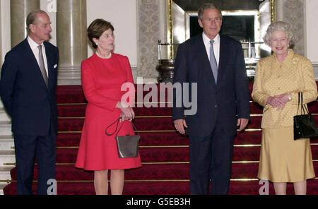 Amerikas Präsident George Bush (2. R) mit der Queen und dem Herzog von Edinburgh, als er mit seiner Frau Laura (2. L) zum Mittagessen am Buckingham Palace eintrifft. Der US-Präsident ist zum ersten Mal im Vereinigten Königreich, bevor er zum G8-Gipfel in Genua weiterreist. Stockfoto
