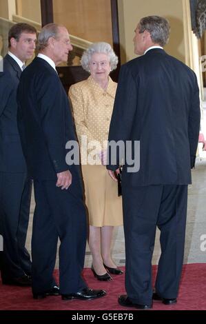 Amerikas Präsident Bush (R) mit der britischen Königin Elizabeth II (C), dem Herzog von Edinburgh und dem Herzog von York (Far L), zum Mittagessen im Buckingham Palace. Der US-Präsident ist zum ersten Mal im Vereinigten Königreich, bevor er zum G8-Gipfel in Genua weiterreist. Stockfoto
