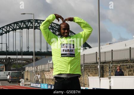 Doppelte Olympiasiegerin Mo Farah bei einem Fototermin zur Förderung der Great North CityGames am Kai Morgen NewcastleGateshead. Stockfoto