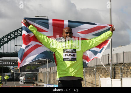 Doppelte Olympiasiegerin Mo Farah bei einem Fototermin zur Förderung der Great North CityGames am Kai Morgen NewcastleGateshead. Stockfoto