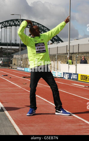 Doppelte Olympiasiegerin Mo Farah bei einem Fototermin zur Förderung der Great North CityGames am Kai Morgen NewcastleGateshead. Stockfoto