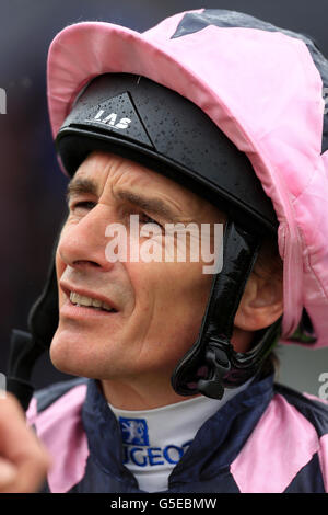 Pferderennen - 2012 Ladbrokes St Leger Festival - Willkommen am Yorkshire Day - Doncaster Racecourse. Tony Clark, Jockey Stockfoto