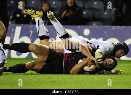 Edinburghs Ross Ford gibt beim RaboDirect pro 12 Spiel im Murrayfield Stadium, Edinburgh, einen Versuch ab. Stockfoto