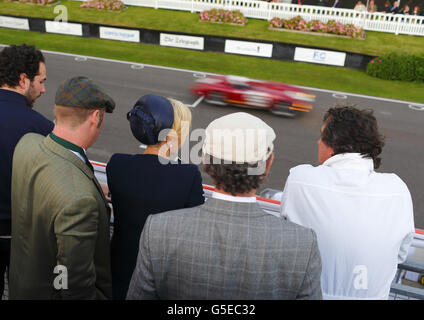 Rennfans beobachten die Freddie March Memorial Trophy beim historischen Autorennen von Goodwood Revival im Goodwood House, Goodwood, Chichester, in West Sussex. Stockfoto