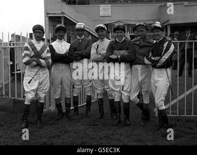 1964: Sieben australische Jockeys, die alle im letzten Rennen - den Carshalton Maiden Stakes - in Epsom, Surrey, am Eröffnungstag des Sommertreffens gefahren sind. (l-r) W. Williamson, J. Purtell, Garnett Bougoure, A. „Scobie“ Breasley, W. Pyers, Eddie Cracknell und R. Hutchinson. Stockfoto