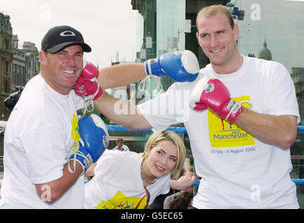 Die australische Cricketspielerin Shane Warne, die Fernsehmoderatorin Lisa Rogers und der englische Rugby-Spieler Lawrence Dallaglio während einer Fotodrehung in Trafalgar Sqaure, im Zentrum von London, wo die Sportpersönlichkeiten einen der Commonwealth Games Sports vorführten. * die Spiele werden in nur zwölf Monaten in Manchester stattfinden und sind das größte Multisport-Event, das jemals in England stattgefunden hat. Stockfoto