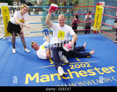 Der australische Cricketspieler Shane Warne wird vom englischen Rugby-Spieler Lawrence Dallaglio zur Vorlage gestellt, während die Beurteilung von der Fernsehmoderatorin Lisa Rogers während einer Fotozelle in Trafalgar Sqaure, im Zentrum von London, geprägt ist. * die Sportpersönlichkeiten demonstrierten eine der Commonwealth Games Sports, die Spiele werden in Manchester in nur zwölf Monaten Zeit stattfinden, regonisiert als die größte Multi-Sport-Veranstaltung jemals in England statt. Stockfoto