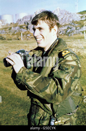 Prinz Andrew (später Herzog von York) mit einer Kamera in den Falklands. Stockfoto