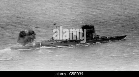 HMS HOOD 1926: Die Dominion Premiers besuchen die Atlantikflotte vor Portland. HMS Hood, „The Mighty Hood“, an der Spitze der Battlecruiser-Linie, eröffnet das Feuer mit vier 15-Zoll-Geschützen. Die Hood, der Stolz der Royal Navy, wurde später während eines Engagements mit dem deutschen Schlachtschiff 'Bismarck' im Jahr 1941 versenkt. Nur drei ihrer Crew überlebten. Stockfoto