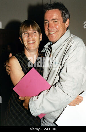 Der Komiker Griff Rhys-Jones mit seiner Frau Jo im Vorfeld der Hackey Empire Theatre Celebrity T-Shirt-Auktion in London. Die Spendenaktion ist für das immer kämpfende Theater. Stockfoto