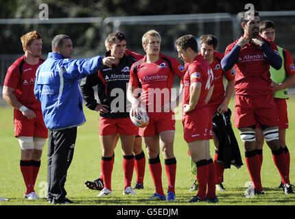 Der Cheftrainer von Edinburgh Rugby, Michael Bradley (2. Links), spricht während des Trainings in Murrayfield, Edinburgh, mit seinen Spielern. Stockfoto