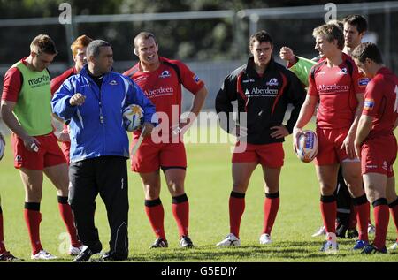 Edinburgh Rugbys Cheftrainer Michael Bradley (3. Links) spricht mit seinen Spielern während der Trainingseinheit in Murrayfield, Edinburgh. Stockfoto