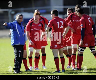 Edinburgh Rugby-Cheftrainer Michael Bradley (links) mit seinen Spielern während der Trainingseinheit in Murrayfield, Edinburgh. Stockfoto