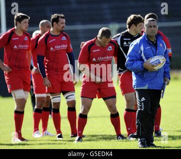 Rugby Union - Edinburgh Training - Murrayfield. Edinburgh Rugby-Cheftrainer Michael Bradley (rechts) mit seinen Spielern während der Trainingseinheit in Murrayfield, Edinburgh. Stockfoto