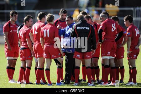 Rugby Union - Edinburgh Training - Murrayfield. Edinburgh Rugby-Cheftrainer Michael Bradley (Mitte) mit seinen Spielern während der Trainingseinheit in Murrayfield, Edinburgh. Stockfoto