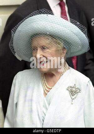 Queen Elizabeth, die Königin Mutter vor dem Clarence House, London, am Tag ihres 101. Geburtstages. *07/08/2001...Königin Elizabeth Die Königin Mutter. Die Queen Mother kam zu Beginn ihrer Sommerpause in Schottland an. Es wurde erwartet, dass sie weniger als eine Woche nach einer Bluttransfusion wegen Anämie zum Schloss von Mey in der Nähe von John O'Groats, Caithness, reisen würde. Stockfoto