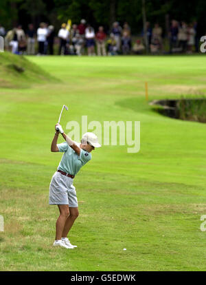 Die schottische Catriona Matthew spielt am dritten Tag der Women's Weetabix British Open in Sunningdale, Bergshire, ihren zweiten Schuss auf das 5. Loch. Stockfoto