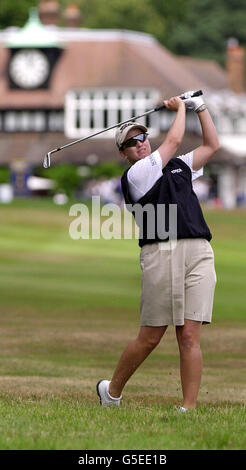 Am dritten Tag der Women's Weetabix British Open in Sunningdale, berkshire, spielt die Australierin Karrie Webb am ersten Loch aus dem Rough. Stockfoto