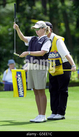 Die Australierin Karrie Webb führt ihren Putt am dritten Tag der Women's Weetabix British Open in Sunningdale, in der Grafschaft von Bukshire, mit ihrem Caddie zusammen. Stockfoto