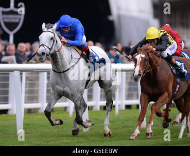 Schal, der von Frankie Dettori geritten wurde, gewinnt den Dubai Duty Free Cup Stockfoto