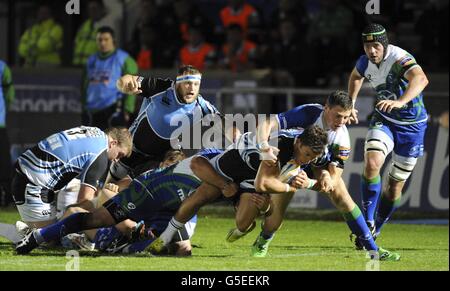 Rugby Union - RaboDirect PRO12 - Glasgow Warriors / Connacht - Scotstoun Stadium. Die Glasgow Warriors Peter Murchie wird während des RaboDirect PRO12-Spiels im Scotstoun Stadium in Glasgow von Connachts Robbie Henshaw angegangen. Stockfoto