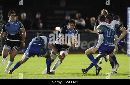 Die Glasgow Warriors Peter Murchie wird während des RaboDirect PRO12-Spiels im Scotstoun Stadium in Glasgow von Connacht Adrian Flavin angegangen. Stockfoto