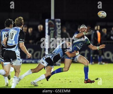 Die Glasgow Warriors Peter Murchie bekämpft Connackts Brett Wilkinson während des RaboDirect PRO12-Spiels im Scotstoun Stadium in Glasgow. Stockfoto