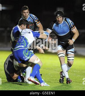 Rugby Union - RaboDirect PRO12 - Glasgow Warriors / Connacht - Scotstoun Stadium. Die Glasgow Warriors Alex Dunbar wird während des RaboDirect PRO12-Spiels im Scotstoun Stadium in Glasgow von Connacht Eoin McKeon angegangen. Stockfoto