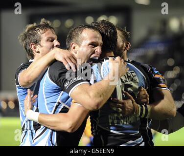 Die Glasgow Warriors Peter Murchie feiert den zweiten Versuch seiner Seite während des RaboDirect PRO12-Spiels im Scotstoun Stadium, Glasgow. Stockfoto