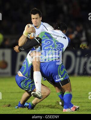 Rugby Union - RaboDirect PRO12 - Glasgow Warriors / Connacht - Scotstoun Stadium. Die Glasgow Warriors Alex Dunbar wird während des RaboDirect PRO12-Spiels im Scotstoun Stadium in Glasgow von Connacht Mata Fifita angegangen. Stockfoto