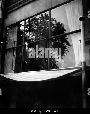 Eine überschwängliche und liebenswerte Welle von Hollywoods Marilyn Monroe zu Fans, die sich unter ihrem Fenster im Savoy Hotel in London drängen. Marilyn brach von ihrer Pressekonferenz ab, um aus dem Fenster zu winken. Sie ist in Großbritannien, um mit Sir Laurence Olivier in dem neuen Film "der schlafende Prinz" zu drehen. Stockfoto