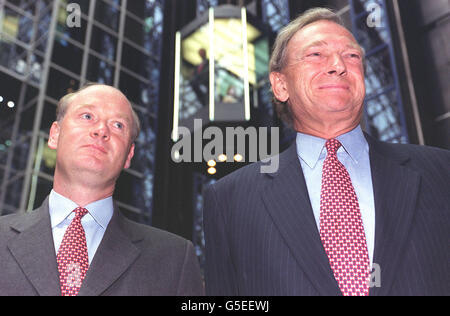 Keith Whitson von HSBC Holdings Plc, Group Chief Executive (R) und Group Finance Director Douglas Flint bei Global HSBC, in The City. Der Bankenriese überwand schwierige Bedingungen, um Halbjahreszahlen über den Erwartungen der Stadt zu verbuchen. *die Gewinne vor Steuern erreichten in den sechs Monaten bis Juni 30 5.43 Milliarden US-Dollar (,3,77Milliarden), verglichen mit 5.21 Milliarden US-Dollar im Vorjahr. Stockfoto