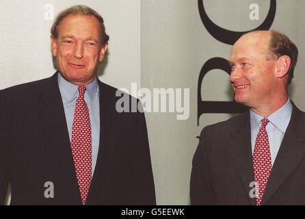 Keith Whitson von HSBC Holdings Plc, Group Chief Executive (L) und Group Finance Director Douglas Flint bei Global HSBC, in The City. Der Bankenriese überwand schwierige Bedingungen, um Halbjahreszahlen über den Erwartungen der Stadt zu verbuchen. *der Gewinn vor Steuern erreichte in den sechs Monaten bis Juni 30 5.43 Milliarden US-Dollar (3,77Milliarden), verglichen mit 5.21 Milliarden US-Dollar im Vorjahr. Stockfoto