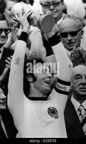 Kapitän Franz Beckenbauer hält die WM-Trophäe, nachdem er Holland 2-1 im Finale in München besiegt hat. Stockfoto