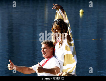 David Hasselhoff und Alexandra Burke beim Virgin Active London Triathlon im Excel Conference Center, London. Stockfoto