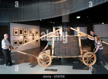 NUR zur redaktionellen Nutzung A 17. Jahrhundert restaurierte Feuerwehrauto kommt an das Museum of London in Vorbereitung für das Fahrzeug wird auf dem Display an das Museum Feuer! Feuer! Ausstellung, die vom 23. Juli 2016, 17. April 2017 eröffnet werden. Stockfoto