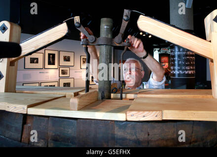 NUR zur redaktionellen Nutzung A 17. Jahrhundert restaurierte Feuerwehrauto kommt an das Museum of London in Vorbereitung für das Fahrzeug wird auf dem Display an das Museum Feuer! Feuer! Ausstellung, die vom 23. Juli 2016, 17. April 2017 eröffnet werden. Stockfoto