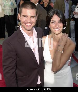 Die spanische Schauspielerin Penelope Cruz kommt mit ihrem Freund, dem amerikanischen Schauspieler Tom Cruise zur Filmpremiere ihres neuesten Films Captain Corelli's Mandolin in Los Angeles, USA. Dies ist das erste Mal, dass das Paar öffentlich fotografiert wurde. Stockfoto