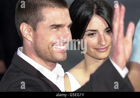 Die spanische Schauspielerin Penelope Cruz kommt mit ihrem Freund, dem amerikanischen Schauspieler Tom Cruise zur Filmpremiere ihres neuesten Films Captain Corelli's Mandolin in Los Angeles, USA. Dies ist das erste Mal, dass das Paar öffentlich fotografiert wurde. Stockfoto