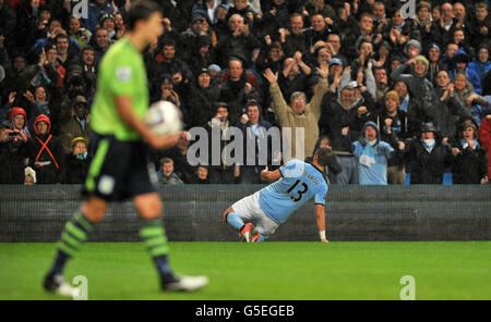 Manchester City Aleksandar Kolarov feiert erzielte seine Seiten zweiten Tor während der Capital One Cup, dritte Runde Spiel im Etihad Stadium, Manchester. Stockfoto