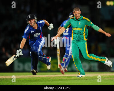 Wayne Parnell aus Südafrika trys, um Englands Jonathan Trott auszulaufen, indem er den Ball auf die Stümpfe trickte Stockfoto