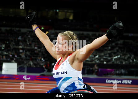 Die britische Hannah Cockroft feiert das Jubiläum, nachdem sie im Londoner Olympiastadion die 100-m-T34 der Frauen gewonnen hat. Stockfoto