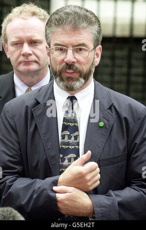 Sinn Fein-Präsident Gerry Adams und Sinn Feins Martin McGuinness (L) kommen in der Downing Street 10 in London an, als die irische Premierministerin Bertie Ahern Gespräche mit Premierminister Tony Blair führt, um die Sackgasse zu überwinden, die den Friedensprozess bedroht. * die britischen und irischen Premierminister diskutierten den Stand des Karfreitagsabkommens, bevor sie sich mit einzelnen politischen Parteien aus der Provinz treffen. Stockfoto