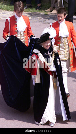 Die Königin nimmt an der Trauerfeier im Schloss Windsor Teil. Der Installationsservice wird jährlich zur formellen Installation der New Knights of the Garter durchgeführt. Stockfoto