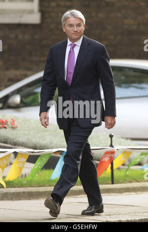 Der neue Chief Whip Andrew Mitchell kommt in der Downing Street Nr. 10 im Zentrum von London an, wo Premierminister David Cameron den letzten Schliff für seine erste große Umbildung der Koalitionsregierung setzt. Stockfoto