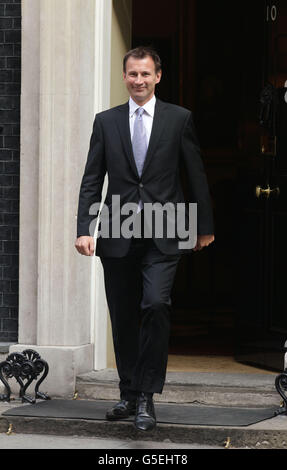 Der neu ernannte Gesundheitsminister Jeremy Hunt verlässt die Downing Street Nr. 10 im Zentrum von London, wo Premierminister David Cameron die letzten Feinheiten seiner ersten großen Umbildung der Koalitionsregierung ausgibt. Stockfoto