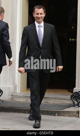 Der neu ernannte Gesundheitsminister Jeremy Hunt verlässt die Downing Street Nr. 10 im Zentrum von London, wo Premierminister David Cameron die letzten Feinheiten seiner ersten großen Umbildung der Koalitionsregierung ausgibt. Stockfoto
