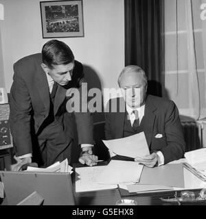 Der Oppositionsführer (Konservativ), Edward Heath (r) und der Vorsitzende der Tory-Partei, Edward Du Cann (l), überprüfen gemeinsam die Papiere im Zentralbüro der Konservativen Partei, Smith Square, London, nachdem ihm angekündigt worden war, dass am 31. März dieses Jahres eine Parlamentswahl stattfinden würde. Stockfoto