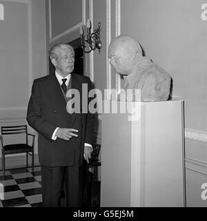 Der ehemalige Premierminister Harold Macmillan, der unter Sir Winston Churchill in Krieg und Frieden als Minister diente, bewundert eine Büste von Sir Winston, die von Lady Spencer-Churchill (nicht abgebildet) als Zentralbüro der Konservativen Partei am Smith Square in London enthüllt wurde. Die Büste, das Werk von Oscar Nemon, wurde von der Konservativen Partei als Denkmal für Sir Winston in Auftrag gegeben. Stockfoto