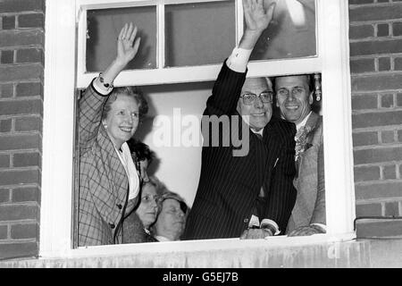 Jubel von Premierministerin Margaret Thatcher, unterstützt von Ehemann Denis und Tory-Parteivorsitzendem Norman Tebbit, als sie aus dem Fenster des Londoner Zentralbüros der Konservativen Partei winkt, als bestätigt wurde, dass sie zum Sieg gefegt war. Stockfoto